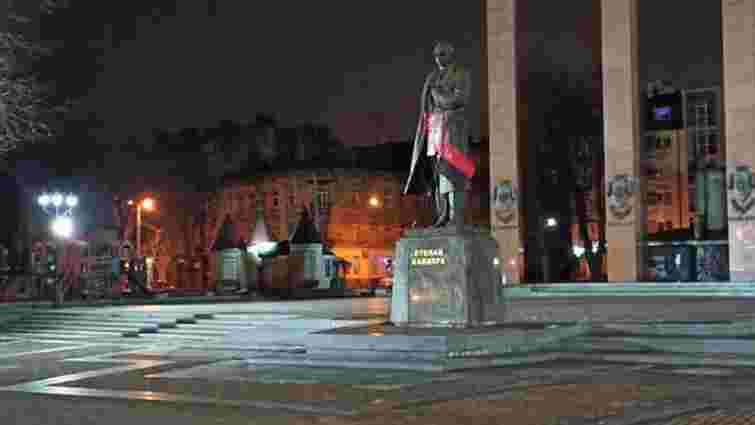 Львівський студент отримав вирок за облиття фарбою пам’ятника Бандері 