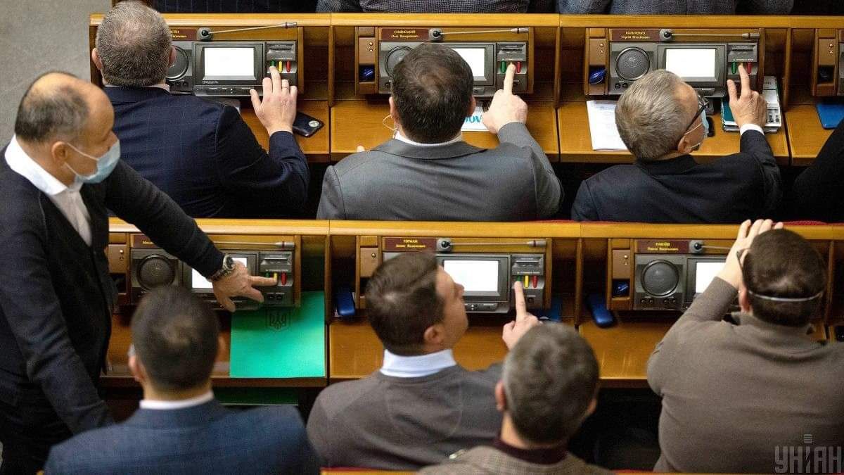 Понад сто народних депутатів отримують надбавки за наукові ступені та почесні звання