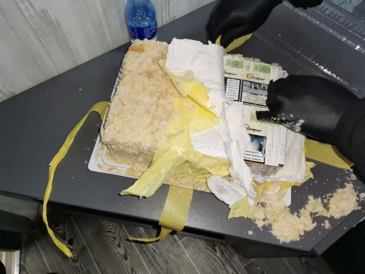 23-річний буковинець намагався перетнути кордон із набитим сигаретами тортом «Наполеон»