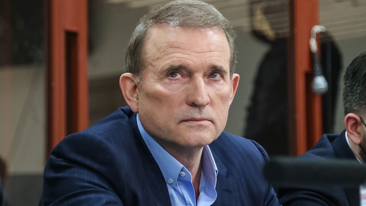 Поліцейські вдягли на нардепа Віктора Медведчука електронний браслет