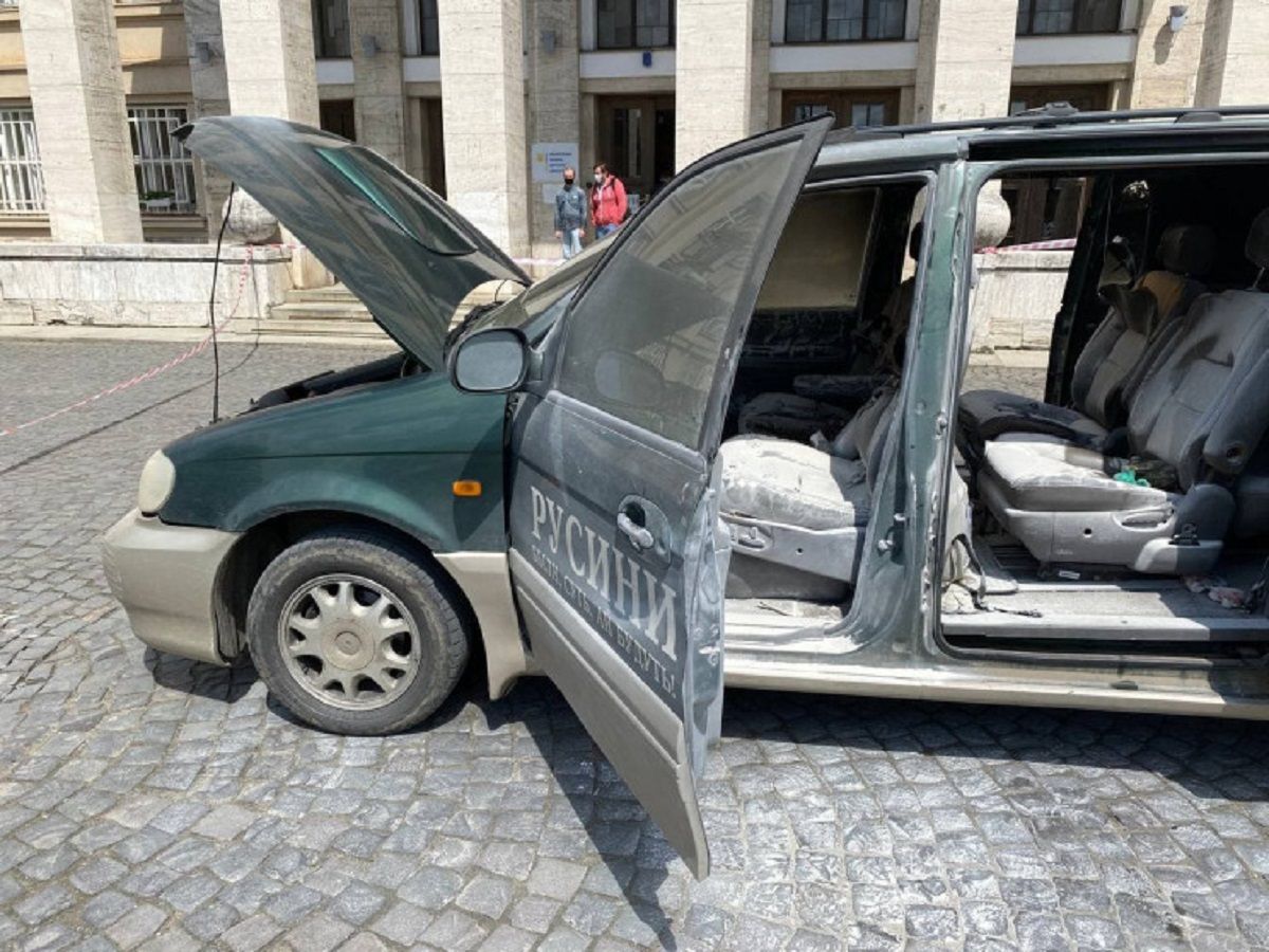 Закарпатський провокатор Іван Данацко підпалив свій автомобіль біля ОДА в Ужгороді