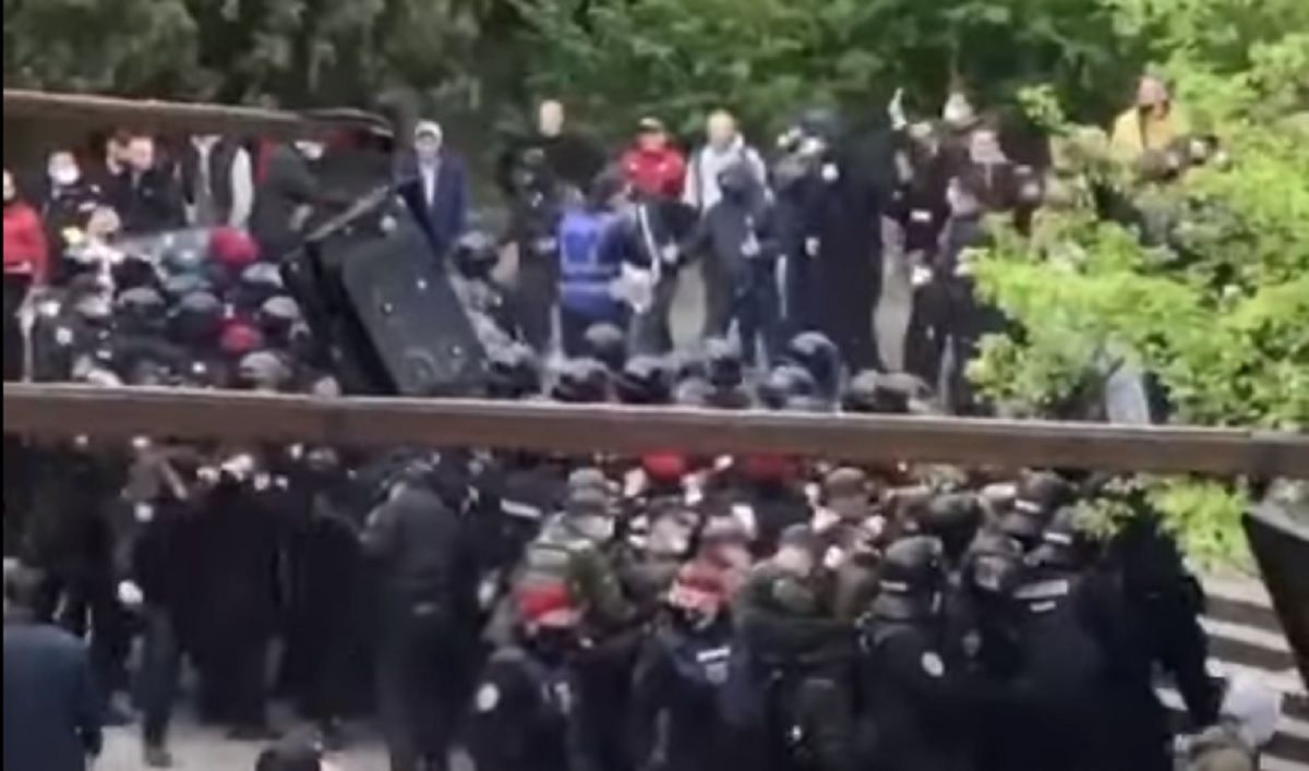 Під час матчу фіналу Кубка України у Тернополі фанати побилися з поліцією