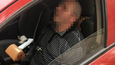 П’яний львівський таксист заснув за кермом у присутності поліцейських