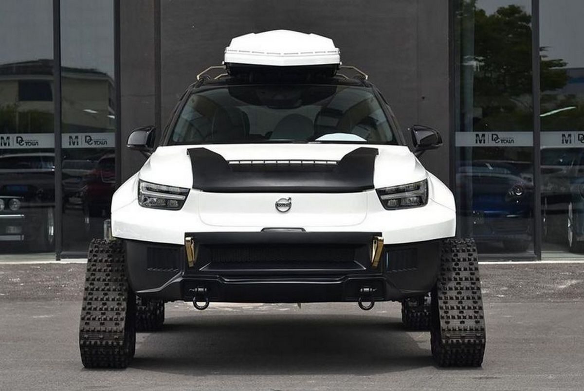 Міський кросовер Volvo XC40 поставили на гусениці