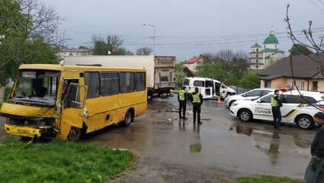 Троє людей постраждали в ДТП маршрутки та легковика біля Львова