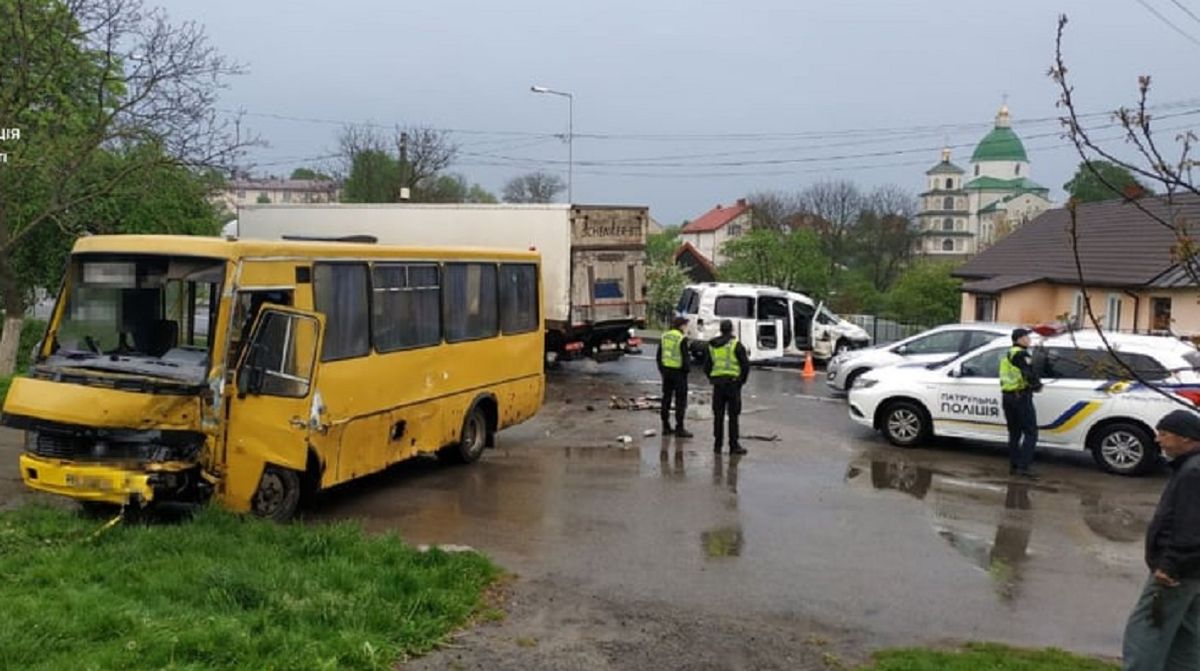 Троє людей постраждали в ДТП маршрутки та легковика біля Львова