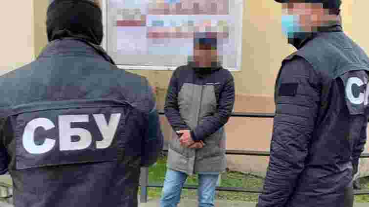 Затриманий на хабарі 3000 доларів працівник львівського суду отримав вирок