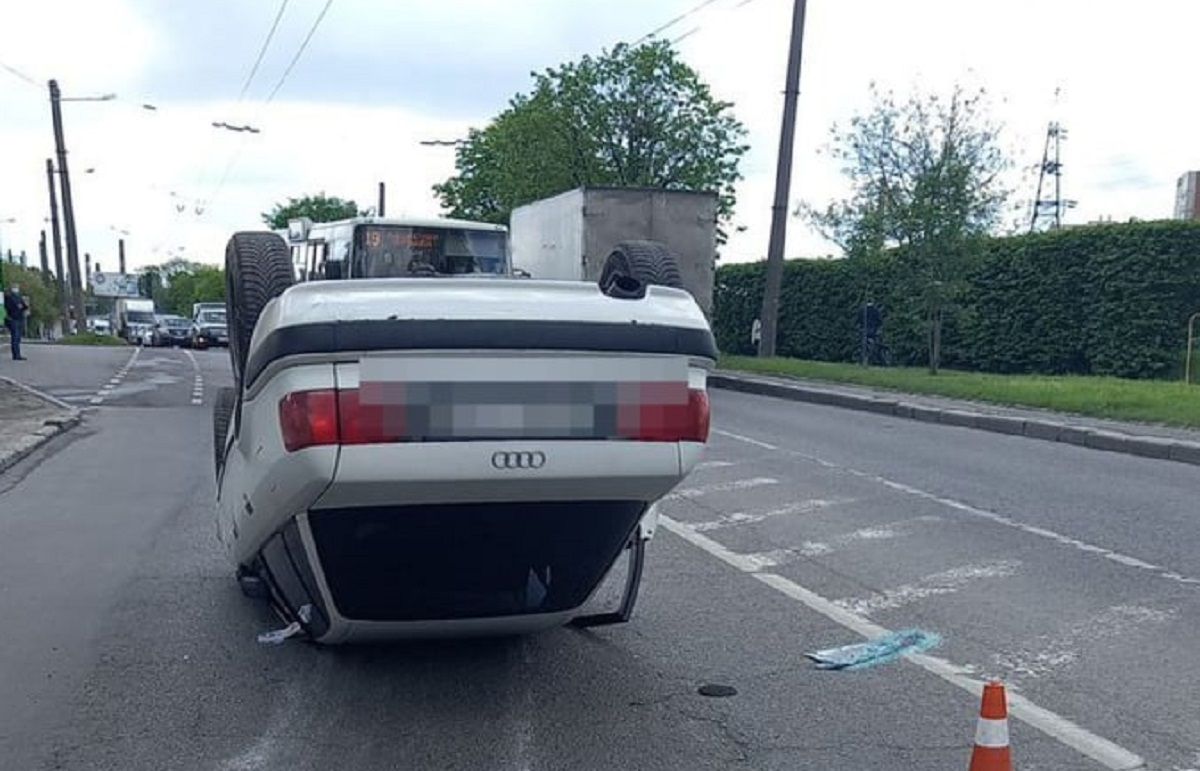 55-річна львів’янка на Audi 80 врізалася в дерево і перекинулася на дах