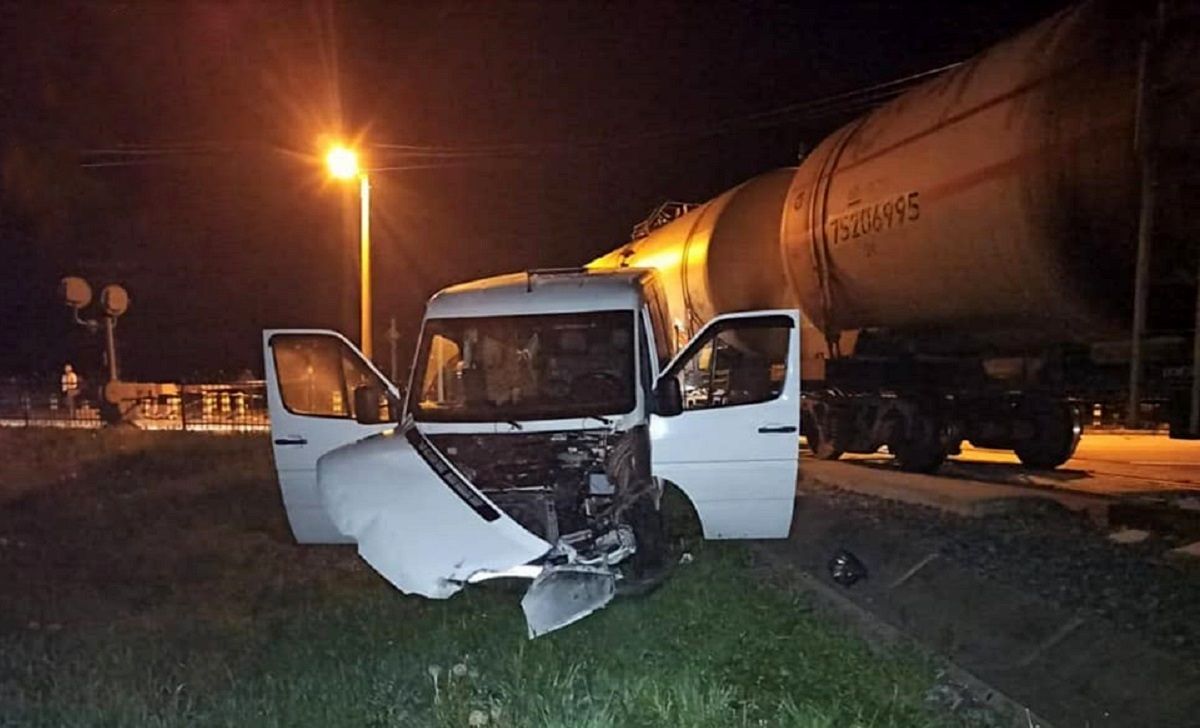 П’яний водій буса спричинив ДТП з двома авто та локомотивом біля Рави-Руської