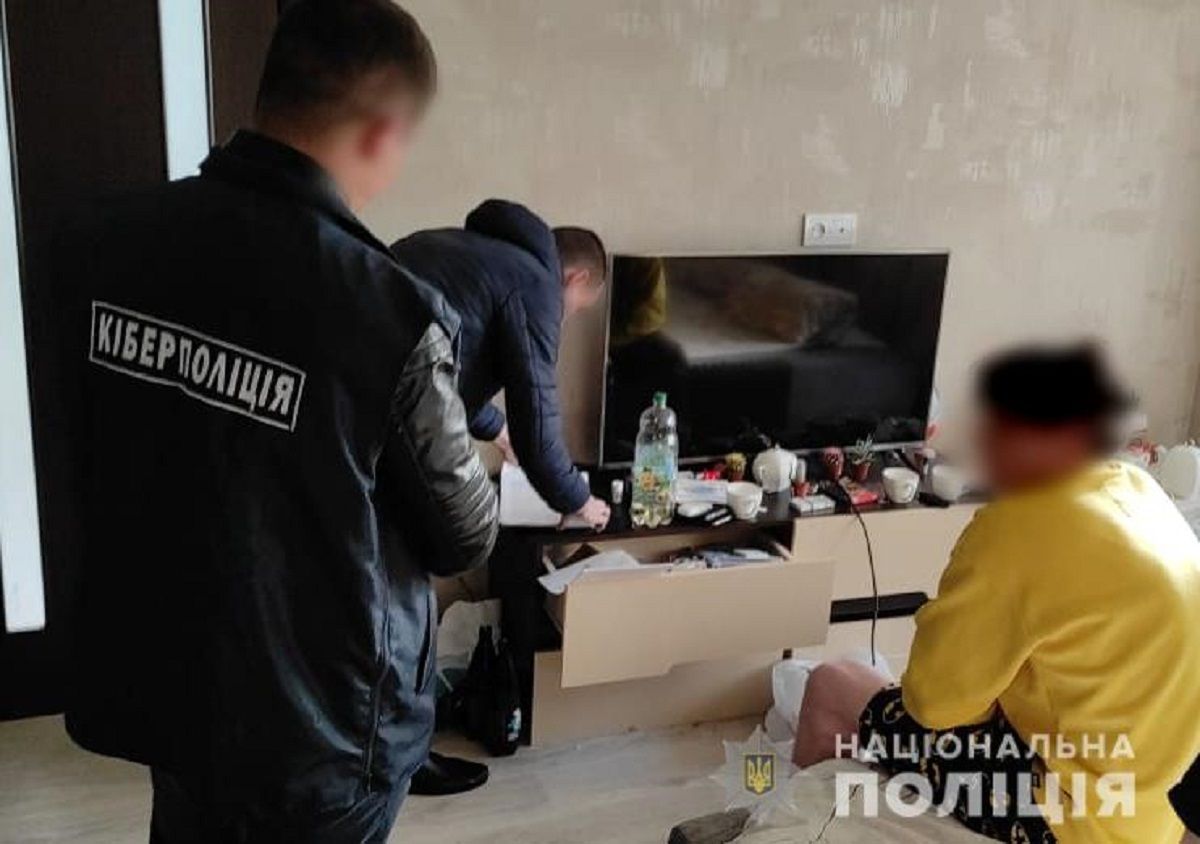 Троє 19-річних українців ошукали іноземців на понад мільйон гривень
