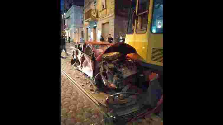 У Львові внаслідок ДТП автомобіль Ford Fiesta затиснуло між двома трамваями