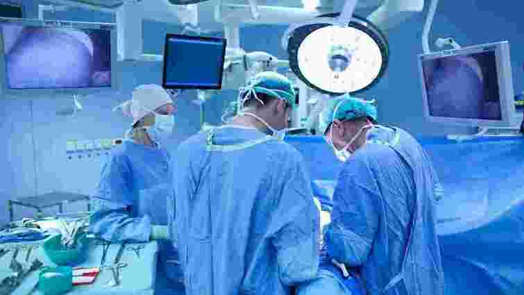 Львівські хірурги видалили надзвичайно рідкісну пухлину шиї у 40-річного пацієнта