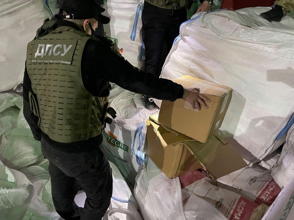 Прикордонники другу добу вивантажують товари з рекордної партії контрабанди