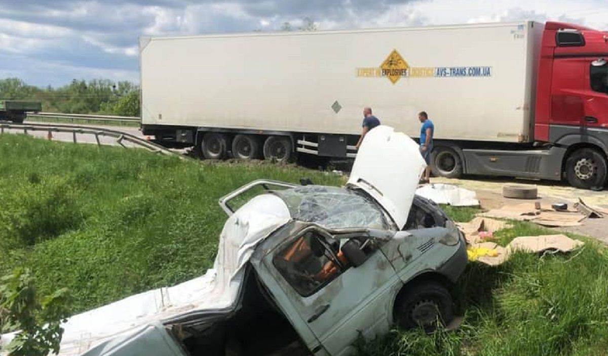 Водій мікроавтобуса постраждав у ДТП з двома вантажівками у Буську