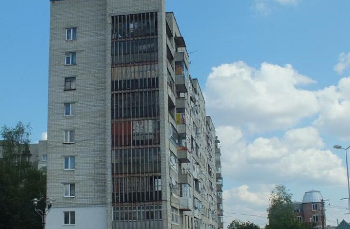 Із третього поверху львівської багатоповерхівки випала 10-річна дівчинка