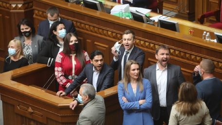 Депутати блокували трибуну, щоб не дати скласти присягу Андрію Аксьонову