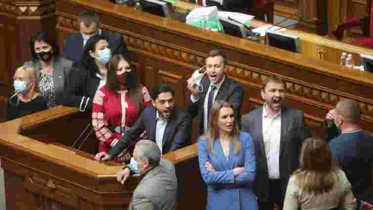 Депутати блокували трибуну, щоб не дати скласти присягу Андрію Аксьонову