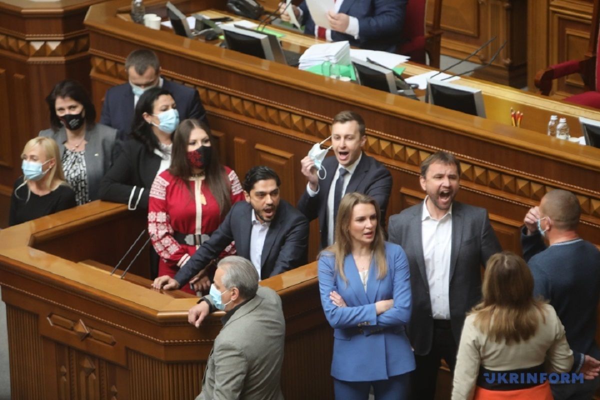 Депутати блокували трибуну, щоб не дати скласти присягу Андрію Аксьонову