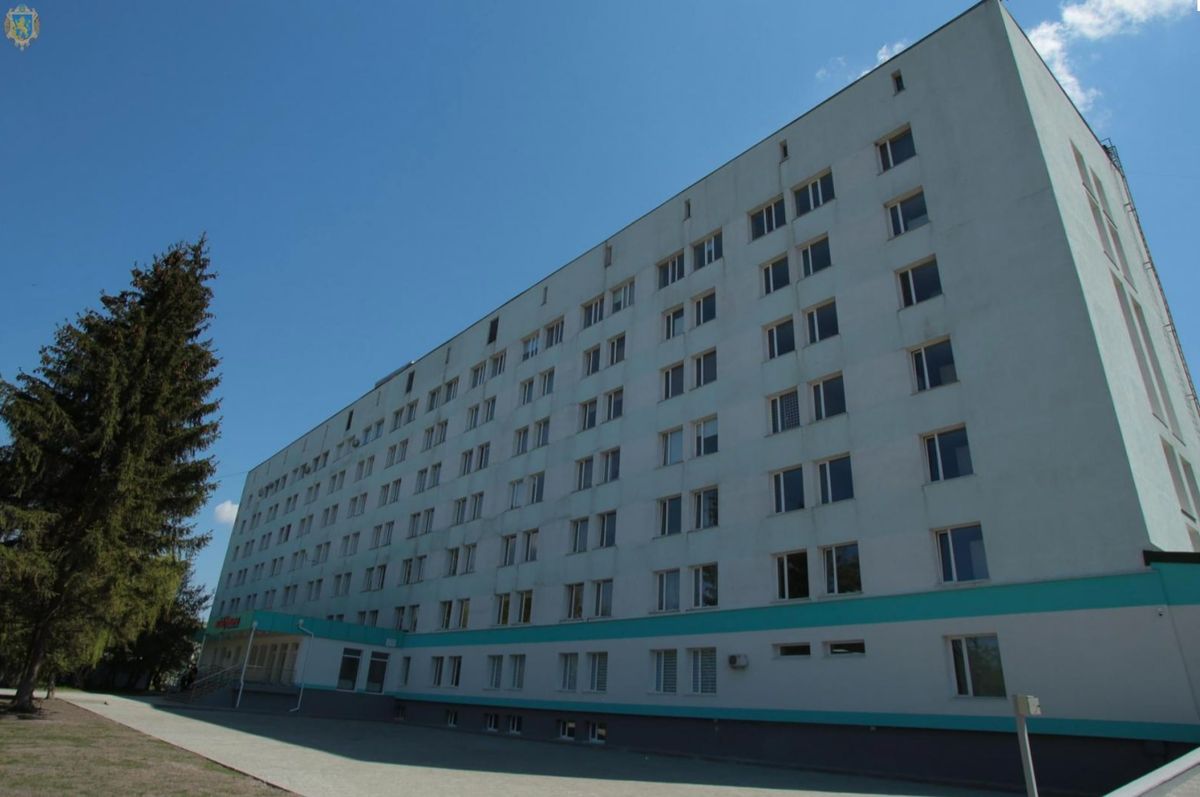 У Червонограді через зливу обвалилася стеля в центральній лікарні