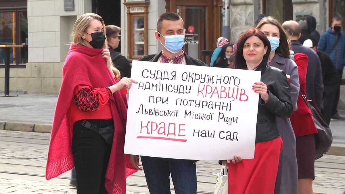 Близько 20 львів’ян пікетували мерію через спробу судді приватизувати їхнє подвір’я 