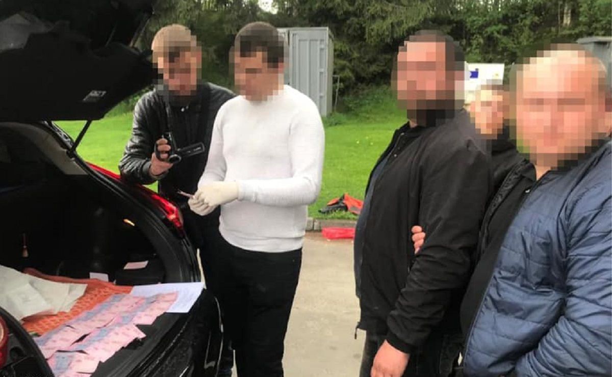 Поліцейського зі Стрия затримали за «кришування» масштабного розкрадання лісу