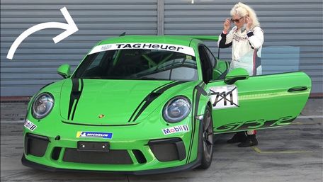 Моторна 82-річна  Соня Хайлінгер випробувала несамовитий спорткар Porsche 911 GT3 RS