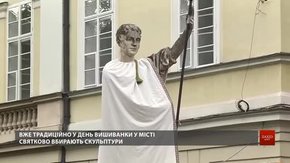У Львові водії маршруток, офіціанти та депутати прийшли на роботу у вишиванках