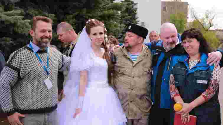 Сфотографована на весіллі бойовиків працівниця ОБСЄ працює у місії ЄС в Україні