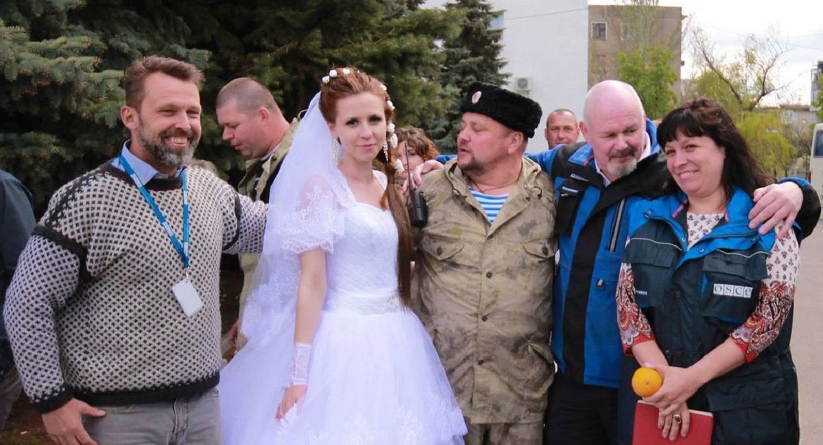 Сфотографована на весіллі бойовиків працівниця ОБСЄ працює у місії ЄС в Україні