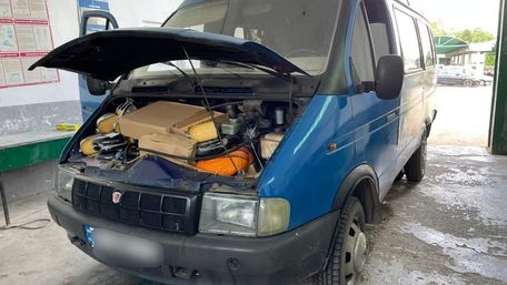 У Шегинях під капотом автомобіля прикордонники виявили понад 100 кг сиру