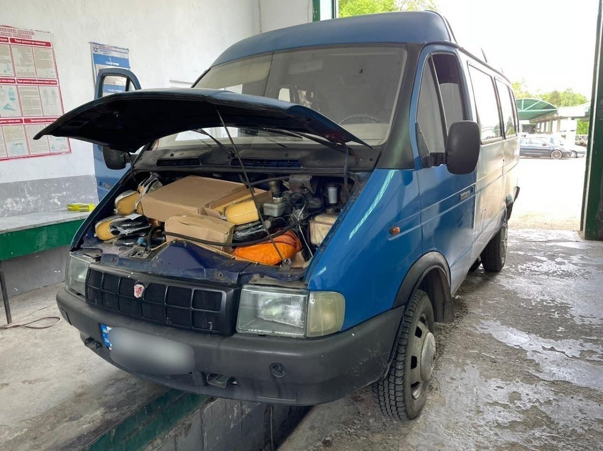 У Шегинях під капотом автомобіля прикордонники виявили понад 100 кг сиру