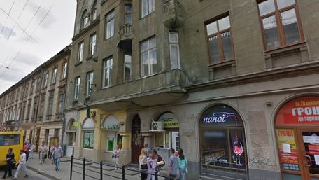 Жінка, якій впав на голову фрагмент фасаду у Львові, відсудила 500 тис. грн
