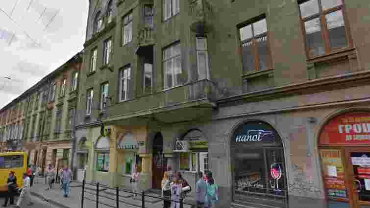 Жінка, якій впав на голову фрагмент фасаду у Львові, відсудила 500 тис. грн
