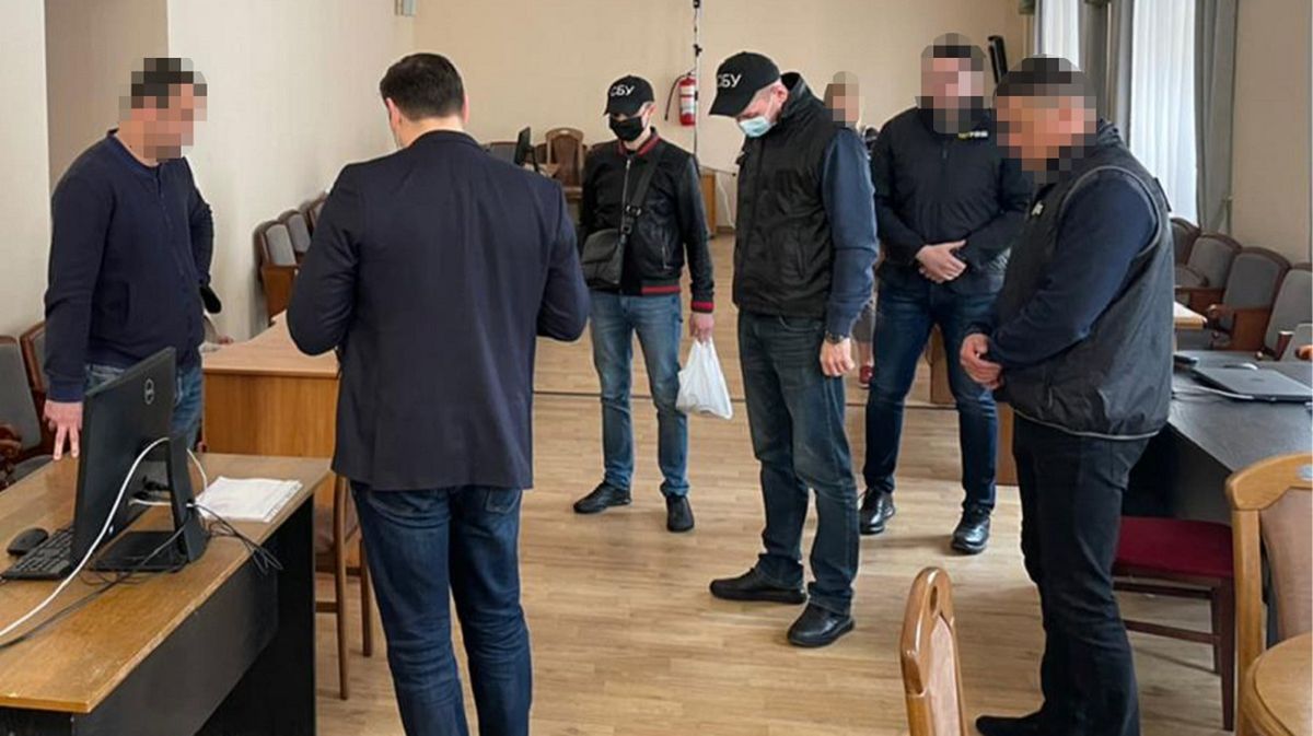 Двох митників поста «Угринів» підозрюють у систематичному пропуску контрабанди