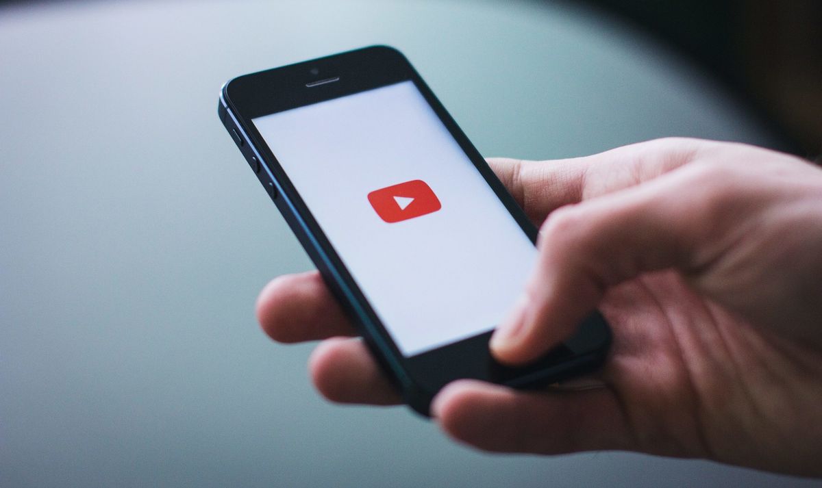 YouTube почне вставляти рекламу в усі відеоролики з 1 червня