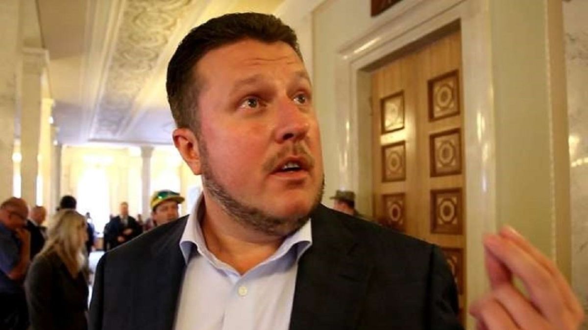 Депутат Яценко не встав під час виконання гімну України