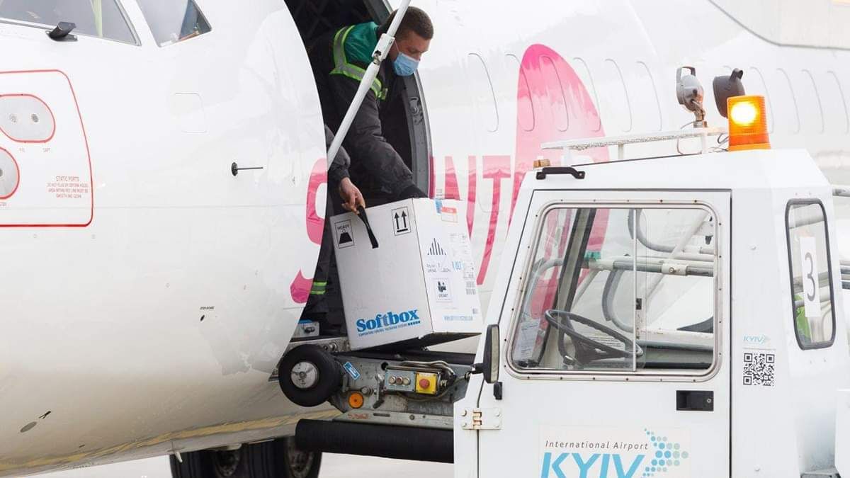 В Україну прибула перша партія вакцини Pfizer, куплена за державні гроші