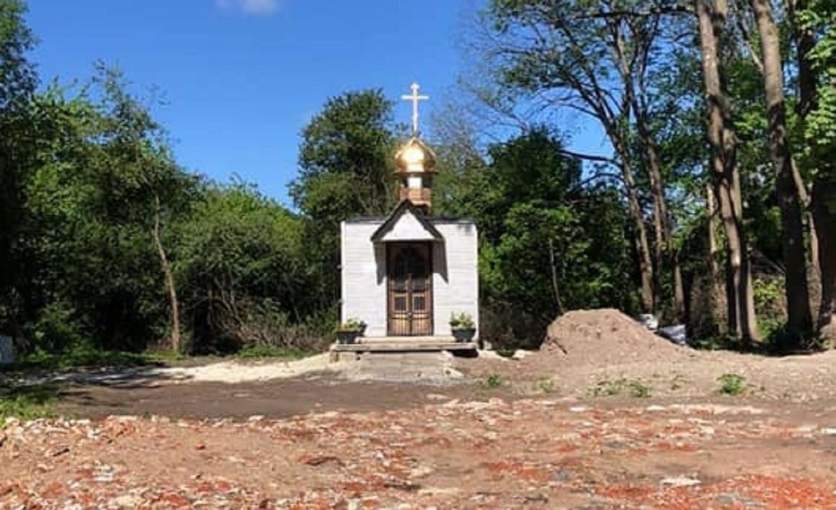 Замість знесення незаконної каплиці львівський священик її розбудував
