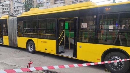 В Києві перехожий кинув у вікно тролейбуса «коктейль Молотова»