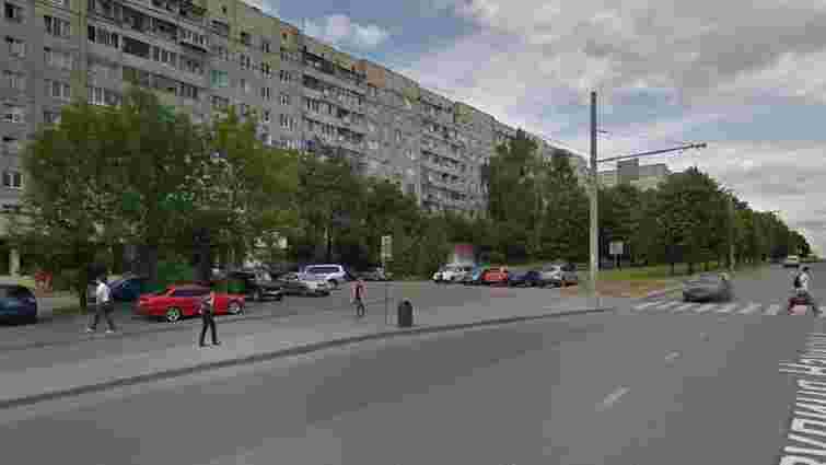 У відчиненому вікні сьомого поверху львівські патрульні виявили 5-річну дівчинку