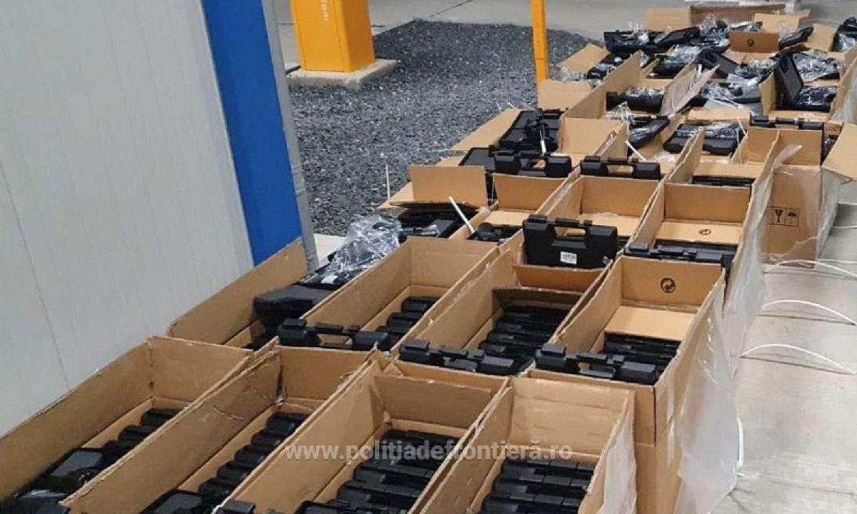 Румунські прикордонники затримали вантажівку зі зброєю, яка їхала в Україну