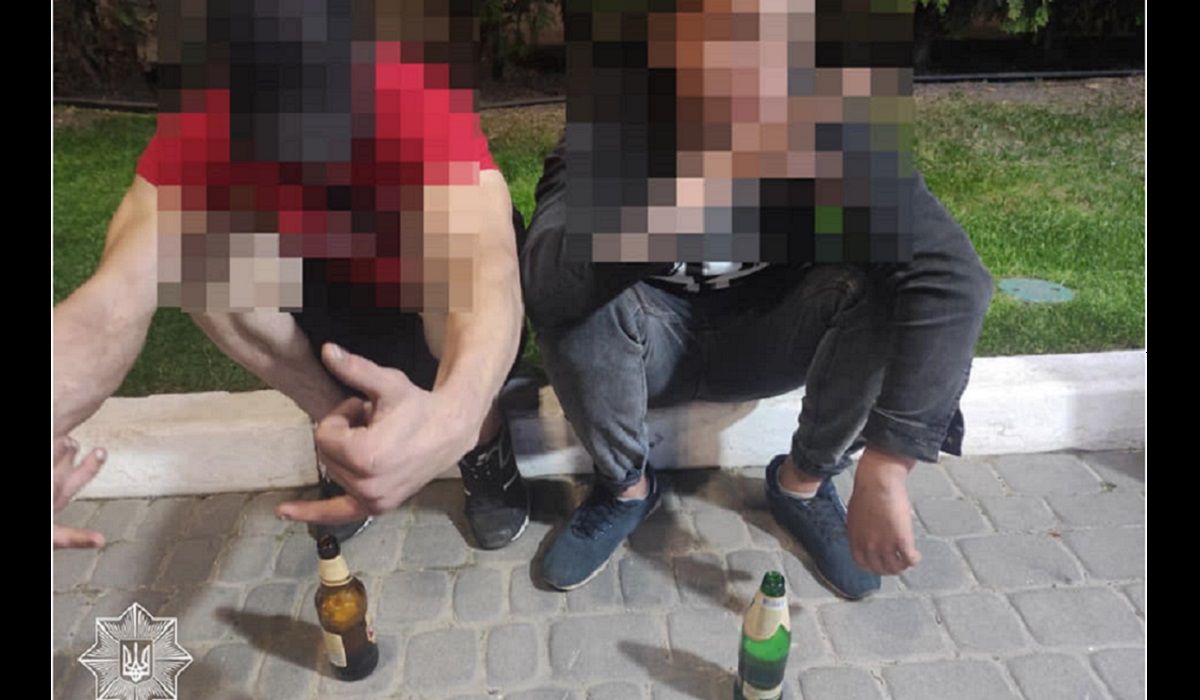 Поліція спіймала трьох хуліганів, які розтрощили автобусну зупинку у Львові 