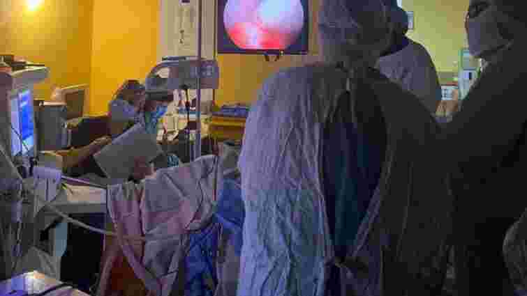  Дворічному хлопчику львівські хірурги видалили пухлину розміром як кулак дорослої людини