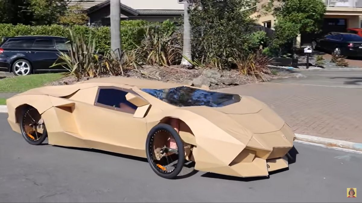 Картонний Lamborghini Aventador продали за ціною Renault Sandero