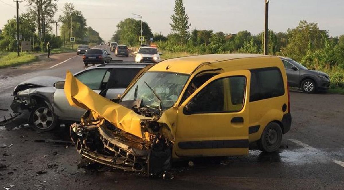 На трасі Львів – Рава-Руська внаслідок ДТП загинув водій Renault Kangoo