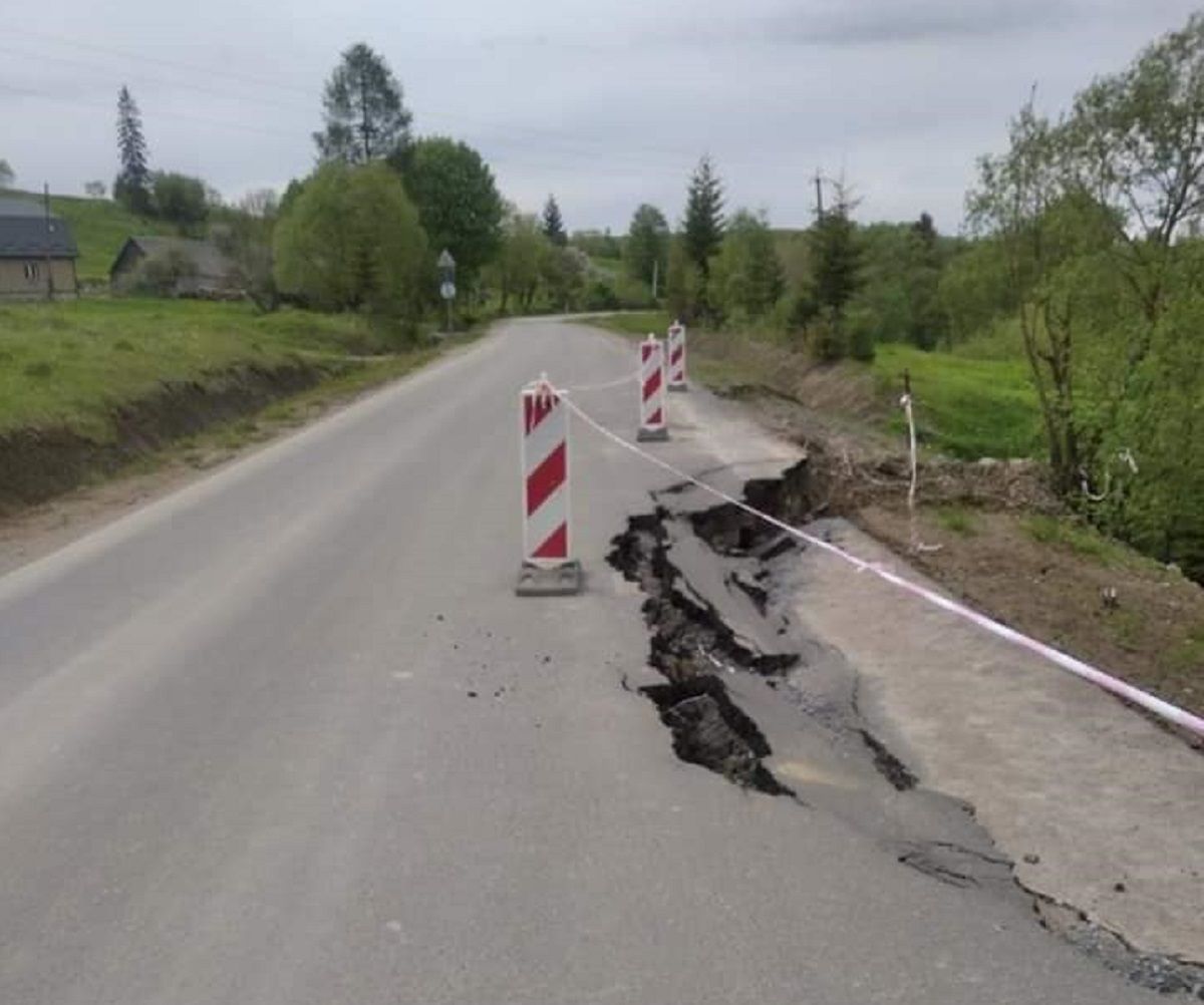 У гірському селі біля Турки стався зсув дороги через дощі 