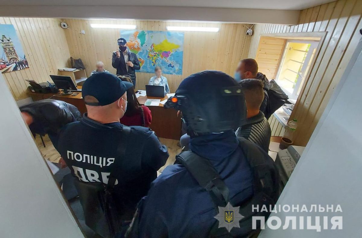 Івано-Франківську фірму викрили на виготовленні фальшивих результатів ПЛР-тестів