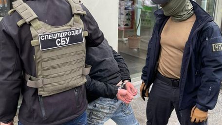 На Одещині поліцейська крала наркотики з речдоків та продавала їх