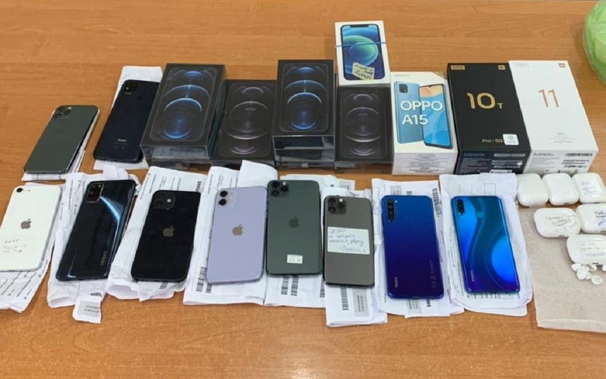 У автомобілі львів’янина митники виявили 21 контрабандний iPhone