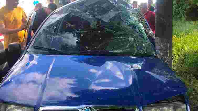 35-річний водій застряг в автомобілі після зіткнення зі стовпом у Самборі